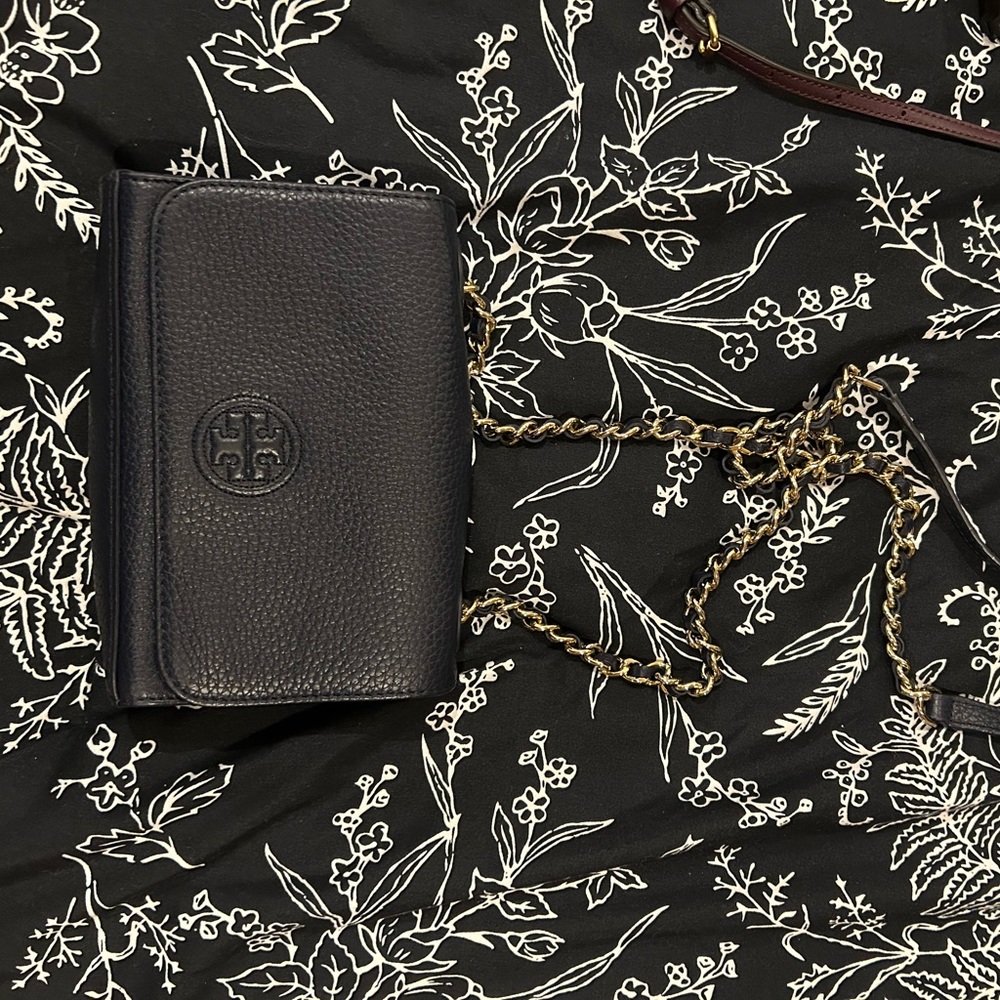 Navy Tory Burch crossbody with gold chain.